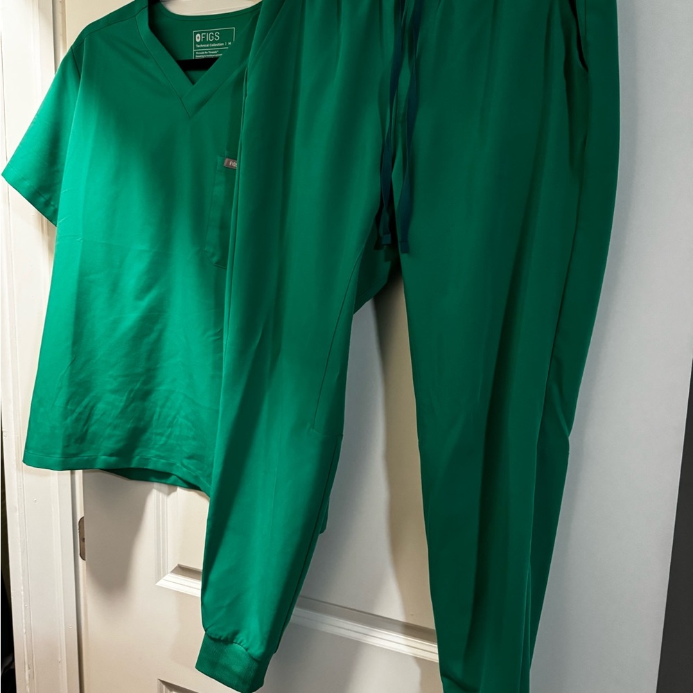 Medium Figs Emerald Green Scrub Top